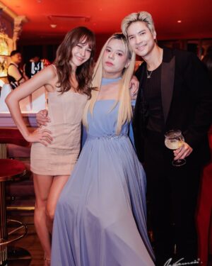 Fonthip Watcharatrakul Instagram - สุขสันต์วันเกิดพี่สาวสุดที่รักของน้องนะค้าาา @aum_patchrapa หนูขอบคุณพี่สำหรับทุกๆความรัก ความจริงใจ ความช่วยเหลือ ความห่วงใยทุกๆอย่างที่พี่มีให้หนู หนูโชคดีที่มีพี่ในชีวิตมากๆเลย ไม่ว่าจะเป็นช่วงที่แย่ มีเรื่องที่ไม่สบายใจ หรือเป็นทุกข์ใจ พี่จะปลอบหนู เข้าใจหนู ไม่สบายใจไปกับหนูด้วย พี่ซัพพอร์ต เป็นกำลังใจให้หนูทุกเรื่องเลย พี่เป็นคนที่จิตใจดีมากกๆ ไม่แปลกเลยที่ใครๆก็รักพี่ ไม่ใช่เพราะชื่อเสียง หรือความเป็นซุปตาร์ แต่พี่มีเมตตาให้คนรอบข้างเสมอเลย หนูขอให้ความดีของพี่ปกป้องพี่ในทุกๆวัน ขอให้พี่มีแต่คนรอบข้างที่น่ารักและใจดี แบบที่พี่ใจดีกับคนอื่นเสมอเลยนะค้าา แม้จะคนละความเชื่อ แต่พี่อยู่ในการอธิษฐานอวยพรของหนูเสมอ หนูขอให้พี่มีความสุข มีรอยยิ้ม มีเสียงหัวเราะแบบนี้ไปทุกวันเลยยย ขอพระเจ้าอวยพรพี่ในทุกวัน รักกพี่มากๆค่าา ❤️