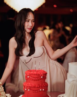 Fonthip Watcharatrakul Instagram - สุขสันต์วันเกิดพี่สาวสุดที่รักของน้องนะค้าาา @aum_patchrapa หนูขอบคุณพี่สำหรับทุกๆความรัก ความจริงใจ ความช่วยเหลือ ความห่วงใยทุกๆอย่างที่พี่มีให้หนู หนูโชคดีที่มีพี่ในชีวิตมากๆเลย ไม่ว่าจะเป็นช่วงที่แย่ มีเรื่องที่ไม่สบายใจ หรือเป็นทุกข์ใจ พี่จะปลอบหนู เข้าใจหนู ไม่สบายใจไปกับหนูด้วย พี่ซัพพอร์ต เป็นกำลังใจให้หนูทุกเรื่องเลย พี่เป็นคนที่จิตใจดีมากกๆ ไม่แปลกเลยที่ใครๆก็รักพี่ ไม่ใช่เพราะชื่อเสียง หรือความเป็นซุปตาร์ แต่พี่มีเมตตาให้คนรอบข้างเสมอเลย หนูขอให้ความดีของพี่ปกป้องพี่ในทุกๆวัน ขอให้พี่มีแต่คนรอบข้างที่น่ารักและใจดี แบบที่พี่ใจดีกับคนอื่นเสมอเลยนะค้าา แม้จะคนละความเชื่อ แต่พี่อยู่ในการอธิษฐานอวยพรของหนูเสมอ หนูขอให้พี่มีความสุข มีรอยยิ้ม มีเสียงหัวเราะแบบนี้ไปทุกวันเลยยย ขอพระเจ้าอวยพรพี่ในทุกวัน รักกพี่มากๆค่าา ❤️