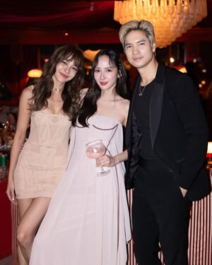 Fonthip Watcharatrakul Instagram - สุขสันต์วันเกิดพี่สาวสุดที่รักของน้องนะค้าาา @aum_patchrapa หนูขอบคุณพี่สำหรับทุกๆความรัก ความจริงใจ ความช่วยเหลือ ความห่วงใยทุกๆอย่างที่พี่มีให้หนู หนูโชคดีที่มีพี่ในชีวิตมากๆเลย ไม่ว่าจะเป็นช่วงที่แย่ มีเรื่องที่ไม่สบายใจ หรือเป็นทุกข์ใจ พี่จะปลอบหนู เข้าใจหนู ไม่สบายใจไปกับหนูด้วย พี่ซัพพอร์ต เป็นกำลังใจให้หนูทุกเรื่องเลย พี่เป็นคนที่จิตใจดีมากกๆ ไม่แปลกเลยที่ใครๆก็รักพี่ ไม่ใช่เพราะชื่อเสียง หรือความเป็นซุปตาร์ แต่พี่มีเมตตาให้คนรอบข้างเสมอเลย หนูขอให้ความดีของพี่ปกป้องพี่ในทุกๆวัน ขอให้พี่มีแต่คนรอบข้างที่น่ารักและใจดี แบบที่พี่ใจดีกับคนอื่นเสมอเลยนะค้าา แม้จะคนละความเชื่อ แต่พี่อยู่ในการอธิษฐานอวยพรของหนูเสมอ หนูขอให้พี่มีความสุข มีรอยยิ้ม มีเสียงหัวเราะแบบนี้ไปทุกวันเลยยย ขอพระเจ้าอวยพรพี่ในทุกวัน รักกพี่มากๆค่าา ❤️