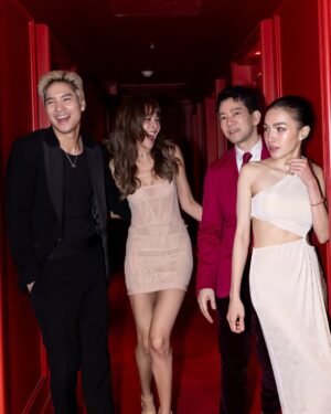 Fonthip Watcharatrakul Instagram - สุขสันต์วันเกิดพี่สาวสุดที่รักของน้องนะค้าาา @aum_patchrapa หนูขอบคุณพี่สำหรับทุกๆความรัก ความจริงใจ ความช่วยเหลือ ความห่วงใยทุกๆอย่างที่พี่มีให้หนู หนูโชคดีที่มีพี่ในชีวิตมากๆเลย ไม่ว่าจะเป็นช่วงที่แย่ มีเรื่องที่ไม่สบายใจ หรือเป็นทุกข์ใจ พี่จะปลอบหนู เข้าใจหนู ไม่สบายใจไปกับหนูด้วย พี่ซัพพอร์ต เป็นกำลังใจให้หนูทุกเรื่องเลย พี่เป็นคนที่จิตใจดีมากกๆ ไม่แปลกเลยที่ใครๆก็รักพี่ ไม่ใช่เพราะชื่อเสียง หรือความเป็นซุปตาร์ แต่พี่มีเมตตาให้คนรอบข้างเสมอเลย หนูขอให้ความดีของพี่ปกป้องพี่ในทุกๆวัน ขอให้พี่มีแต่คนรอบข้างที่น่ารักและใจดี แบบที่พี่ใจดีกับคนอื่นเสมอเลยนะค้าา แม้จะคนละความเชื่อ แต่พี่อยู่ในการอธิษฐานอวยพรของหนูเสมอ หนูขอให้พี่มีความสุข มีรอยยิ้ม มีเสียงหัวเราะแบบนี้ไปทุกวันเลยยย ขอพระเจ้าอวยพรพี่ในทุกวัน รักกพี่มากๆค่าา ❤️