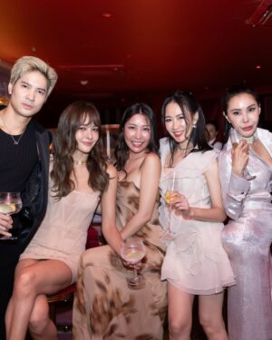 Fonthip Watcharatrakul Instagram - สุขสันต์วันเกิดพี่สาวสุดที่รักของน้องนะค้าาา @aum_patchrapa หนูขอบคุณพี่สำหรับทุกๆความรัก ความจริงใจ ความช่วยเหลือ ความห่วงใยทุกๆอย่างที่พี่มีให้หนู หนูโชคดีที่มีพี่ในชีวิตมากๆเลย ไม่ว่าจะเป็นช่วงที่แย่ มีเรื่องที่ไม่สบายใจ หรือเป็นทุกข์ใจ พี่จะปลอบหนู เข้าใจหนู ไม่สบายใจไปกับหนูด้วย พี่ซัพพอร์ต เป็นกำลังใจให้หนูทุกเรื่องเลย พี่เป็นคนที่จิตใจดีมากกๆ ไม่แปลกเลยที่ใครๆก็รักพี่ ไม่ใช่เพราะชื่อเสียง หรือความเป็นซุปตาร์ แต่พี่มีเมตตาให้คนรอบข้างเสมอเลย หนูขอให้ความดีของพี่ปกป้องพี่ในทุกๆวัน ขอให้พี่มีแต่คนรอบข้างที่น่ารักและใจดี แบบที่พี่ใจดีกับคนอื่นเสมอเลยนะค้าา แม้จะคนละความเชื่อ แต่พี่อยู่ในการอธิษฐานอวยพรของหนูเสมอ หนูขอให้พี่มีความสุข มีรอยยิ้ม มีเสียงหัวเราะแบบนี้ไปทุกวันเลยยย ขอพระเจ้าอวยพรพี่ในทุกวัน รักกพี่มากๆค่าา ❤️