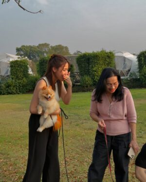 Fonthip Watcharatrakul Instagram - @ohlalaglamping  มากี่ครั้งประทับใจเสมอ 1.#petfriendly 2.บริการดี 3.ห้องพักน่ารักมากก 4.ถ่ายรูปสวยทุกมุมเลยยย 5.ตอนนี้อากาศดีมากกก แต่ตอนนี้ไม่รู้ว่าชอบสถานที่ หรือชอบคนข้างๆอ่ะค่ะ🤪