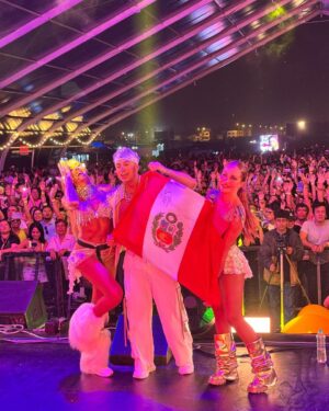 Francini Amaral Instagram - Gracias Lima 🇵🇪❤️ 

Fue una noche mágica y con un hermoso reencuentro!!! 
Lo pasamos increíble!!! 
Gracias por todo el apoyo y el cariño de todos ustedes ❤️

Gracias @brendacarvalhoaxe por volver a compartir escenario con nosotros 🫶🏼 parece que fue ayer, cuando entraste al grupo para reemplazar a @flavianaseeling en la gira internacional mientras estaba embarazada, y la historia volvió a repetirse 20 años después ❤️♾️

Axe lovers forever 🫶🏼

@bruno_zaretti @franciniamaral 

#axebahia #giraaxebahia