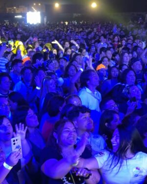 Francini Amaral Instagram - Gracias Lima 🇵🇪❤️ 

Fue una noche mágica y con un hermoso reencuentro!!! 
Lo pasamos increíble!!! 
Gracias por todo el apoyo y el cariño de todos ustedes ❤️

Gracias @brendacarvalhoaxe por volver a compartir escenario con nosotros 🫶🏼 parece que fue ayer, cuando entraste al grupo para reemplazar a @flavianaseeling en la gira internacional mientras estaba embarazada, y la historia volvió a repetirse 20 años después ❤️♾️

Axe lovers forever 🫶🏼

@bruno_zaretti @franciniamaral 

#axebahia #giraaxebahia