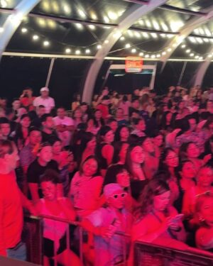 Francini Amaral Instagram - Gracias Lima 🇵🇪❤️ 

Fue una noche mágica y con un hermoso reencuentro!!! 
Lo pasamos increíble!!! 
Gracias por todo el apoyo y el cariño de todos ustedes ❤️

Gracias @brendacarvalhoaxe por volver a compartir escenario con nosotros 🫶🏼 parece que fue ayer, cuando entraste al grupo para reemplazar a @flavianaseeling en la gira internacional mientras estaba embarazada, y la historia volvió a repetirse 20 años después ❤️♾️

Axe lovers forever 🫶🏼

@bruno_zaretti @franciniamaral 

#axebahia #giraaxebahia