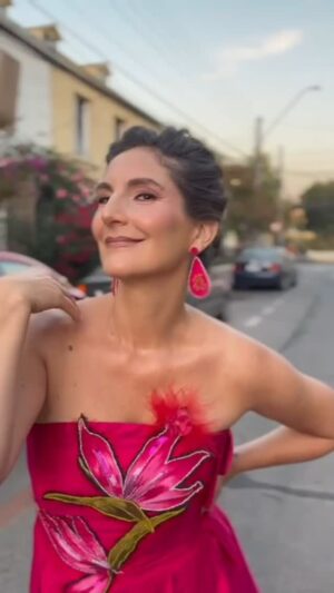 Francisca Imboden Instagram - Me creo la muerte con mi vestido de @macherytextil , maquillaje de @ruben_aravena y pelo de Ximena Muñoz @carmenrosasalonbeauty ! Gracias, gracias, gracias!!! 🩷🩷🩷 #premioscaleuche2025 @premioscaleuche @somoschileactores