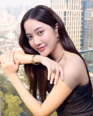 Freen Sarocha Instagram - Just a little sparkle to brighten the day 
✨🐝 

#BeedeChaumet #Chaumet #CelebritiesinChaumet #Bangkok
