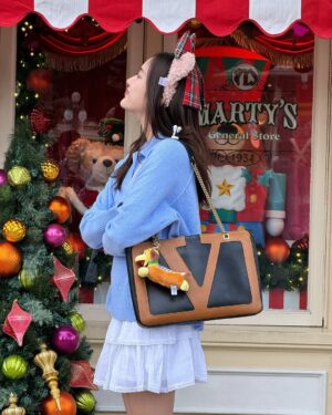 Freen Sarocha Instagram - 🎄❤️☃️🫧✨

@maisonvalentino
#ValentinoAvantLesDébuts
#VivaSuperstarBag 
#ValentinoGaravani