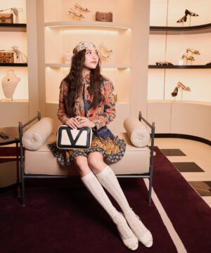 Freen Sarocha Instagram - What do you think of my outfit? 👗✨🥰
At @maisonvalentino EmQuartier’s new store opening. 

#ValentinoAvantLesDébuts 
#VALENTINOGARAVANI #VivaSuperstarBag