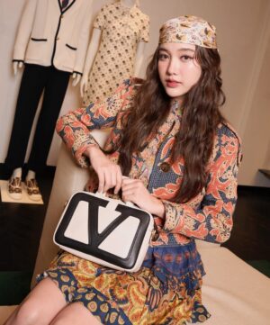 Freen Sarocha Instagram - What do you think of my outfit? 👗✨🥰
At @maisonvalentino EmQuartier’s new store opening. 

#ValentinoAvantLesDébuts 
#VALENTINOGARAVANI #VivaSuperstarBag