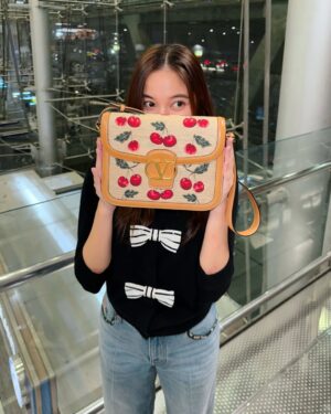 Freen Sarocha Instagram - See you soon in Paris @maisonvalentino  @alessandro_michele  Fall/Winter 25 Show✈️ 

#ValentinoGaravani 
#9to5Bag #Cherryfic 
#LeMétaThéâtreDesIntimités