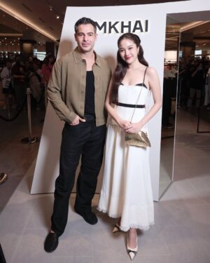 Freen Sarocha Instagram - SIMKHAI แบรนด์แฟชั่นชั้นนำจากสหรัฐอเมริกา เปิดตัวร้านป็อปอัพแห่งแรกในประเทศไทยที่เซ็นทรัลชิดลม🤍✨

พบกับคอลเลกชันฤดูใบไม้ผลิ/ฤดูร้อน 2025 จากแบรนด์ SIMKHAI ได้ที่ป็อปอัพสโตร์ ชั้น 3 เซ็นทรัลชิดลม ตั้งแต่วันที่ 25 ก.พ. 68 – 30 เม.ย. 68

@centralchidlom
@simkhai
@jonathansimkhai
#simkhai
#simkhaixFreen