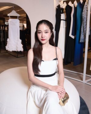 Freen Sarocha Instagram - SIMKHAI แบรนด์แฟชั่นชั้นนำจากสหรัฐอเมริกา เปิดตัวร้านป็อปอัพแห่งแรกในประเทศไทยที่เซ็นทรัลชิดลม🤍✨

พบกับคอลเลกชันฤดูใบไม้ผลิ/ฤดูร้อน 2025 จากแบรนด์ SIMKHAI ได้ที่ป็อปอัพสโตร์ ชั้น 3 เซ็นทรัลชิดลม ตั้งแต่วันที่ 25 ก.พ. 68 – 30 เม.ย. 68

@centralchidlom
@simkhai
@jonathansimkhai
#simkhai
#simkhaixFreen