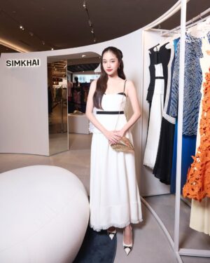 Freen Sarocha Instagram - SIMKHAI แบรนด์แฟชั่นชั้นนำจากสหรัฐอเมริกา เปิดตัวร้านป็อปอัพแห่งแรกในประเทศไทยที่เซ็นทรัลชิดลม🤍✨

พบกับคอลเลกชันฤดูใบไม้ผลิ/ฤดูร้อน 2025 จากแบรนด์ SIMKHAI ได้ที่ป็อปอัพสโตร์ ชั้น 3 เซ็นทรัลชิดลม ตั้งแต่วันที่ 25 ก.พ. 68 – 30 เม.ย. 68

@centralchidlom
@simkhai
@jonathansimkhai
#simkhai
#simkhaixFreen