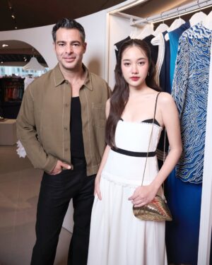 Freen Sarocha Instagram - SIMKHAI แบรนด์แฟชั่นชั้นนำจากสหรัฐอเมริกา เปิดตัวร้านป็อปอัพแห่งแรกในประเทศไทยที่เซ็นทรัลชิดลม🤍✨

พบกับคอลเลกชันฤดูใบไม้ผลิ/ฤดูร้อน 2025 จากแบรนด์ SIMKHAI ได้ที่ป็อปอัพสโตร์ ชั้น 3 เซ็นทรัลชิดลม ตั้งแต่วันที่ 25 ก.พ. 68 – 30 เม.ย. 68

@centralchidlom
@simkhai
@jonathansimkhai
#simkhai
#simkhaixFreen