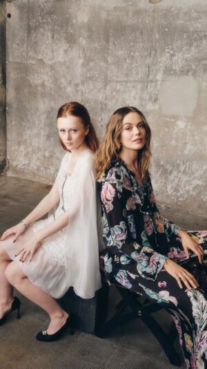 Frida Gustavsson Instagram - Wir trafen einige der spannendsten Protagonistinnen der Berlinale 2025 und sprachen mit ihnen über ihre Lieblingsfilme und Erinnerungen, die sie nie vergessen möchten. Mehr über @ElinSifHall, @FridaGustavsson, @Valerie_Pachner, @MalaEmde, @YaoChenOfficial, @JackowskiJanine und @NeleMuellerStoefen erfahren Sie auf VOGUE.de (Link in der Bio).
#voguegermany #berlinale #berlinale2025

(Director & Photographer: @stiniroehrs, Director of Photography: @lukingforlove, Gaffer: timbojonesone, Production Design: @stefanie_grau, Art Dept: @arabellaromen, Sound: @adamasnan,
Producer: @niyuna_berlin; Postproduction Edit: @hannesweishaupt @sec.studio, Grade: @studio__rm, Colourist: @dayofthejack, Colour Producer: ellahill.jpg, Sound/Mix Music: @suprememusicglobal; Redaktion: @mariahunstig; Looks: @chanelofficial)