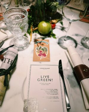 Fujii Karen Instagram - LIVE GREEN!!🧺🌱

「家族の元に帰る」—— 自然と触れ合い、愛する人たちとの時間を慈しみ、笑い声に包まれる高揚感。過去を振り返るノスタルジックな情景ではなく、“自分らしさ”の源と繋がる瞬間に沸き立つエナジーを描いた、ロンシャン 2025年夏コレクション。

ロンシャンの華やかで温かみのある空間は
いつも心を穏やかにしてくれます。🤍😌

私の大好きな、「ル ロゾ」👜と共に、
楽しい空間を堪能させていただきました✨💐🙏

Thank you for inviting me!
I really appreciate it!♡

#LongchampLiveGreen #LongchampSS25
#LongchampLeRoseau #ロンシャン#PR @longchamp 

hm/ @tomoca13