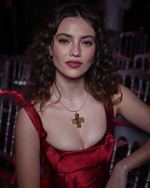 Gabriela Andrada Instagram - Anoche en los Fotogramas de Plata con el vestido de mis sueños 🌹
Mil gracias 
@fotogramas_es 
@tousjewelry 
@antoniomarrasofficial 
@narsissist 
@lorealpro 
@capelliercapellier 
@robertomelonimua 
@luciadelriomanagement @viewmanagement @alessandra_famu