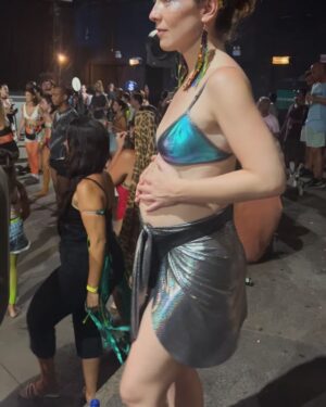 Gabriela Barros Instagram - Sextou, carnavalou e não, não estou mascarada de grávida…estamos mesmo à espera de outra/o little Barros Thiré!!! AQUI TEM BEBÉ!!! 👶🏼🪅🎉

É este o nosso anúncio de dia dos namorados!
Ganhei o concurso do melhor post do dia dos namorados? 😉 Ahaha

Ps: eu sei que bebé se escreve com acento agudo em Portugal mas when in Brazil, be brazilian!