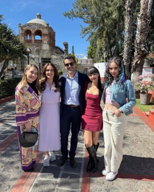 Gabriela Carrillo Instagram - Muchas gracias mi querido @royrojasproductor por darme la oportunidad de interpretar a Cassandra Ávila, y sobre todo por dejarme meter el tema de @kprichosasmx en la novela 😀 
Fue un honor estar en este gran proyecto, con grandes compañeros, y sobre todo en un ambiente tan increíble como fue el que se hizo gracias a la buena vibra que cada uno ponía! Se acaba hoy esta gran historia pero vendrán muchas más y ojalá volvamos a coincidir! 🩷🩷🩷 
Gracias, Gracias, Gracias