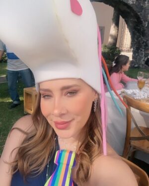 Gabriela Carrillo Instagram - Muchas gracias mi querido @royrojasproductor por darme la oportunidad de interpretar a Cassandra Ávila, y sobre todo por dejarme meter el tema de @kprichosasmx en la novela 😀 
Fue un honor estar en este gran proyecto, con grandes compañeros, y sobre todo en un ambiente tan increíble como fue el que se hizo gracias a la buena vibra que cada uno ponía! Se acaba hoy esta gran historia pero vendrán muchas más y ojalá volvamos a coincidir! 🩷🩷🩷 
Gracias, Gracias, Gracias