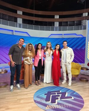 Gabriela Spanic Instagram - Brasil liga agora no SBT estou ao vivo no @fofocalizando !