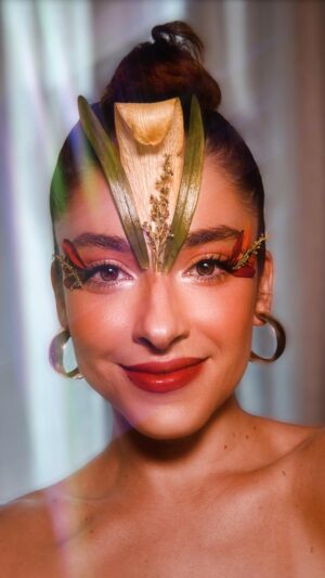 Gabriella Di Grecco Instagram - Que tal criar um look fantásico de Carnaval e, de quebra, ajudar o meio ambiente? @gabrielladigrecco, destaque por suas atuações em obras da Disney como “Bia” e “O Coro”, compartilha um tutorial exclusivo que vai te ensinar como!

No vídeo, a atriz e cantora, que também é tecnóloga em Ciências Ambientais, revela como substituir o glitter por flores, uma alternativa eco-friendly. 🌸🌷🌳