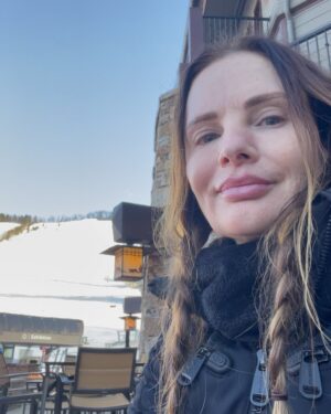 Gabrielle Anwar Instagram - Cheers! I skied those bumps! With my @shareefmalnik conducting!!