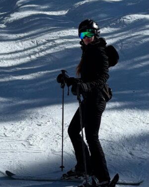 Gabrielle Anwar Instagram - Cheers! I skied those bumps! With my @shareefmalnik conducting!!