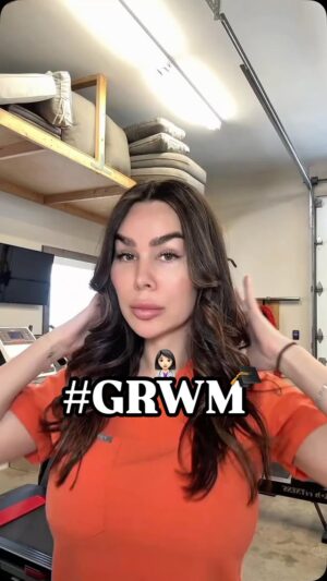 Gabrielle Marion Instagram - Prépare-toi avec moi avant d’aller en cours 🤓👩🏻‍⚕️🎓

#fyp #humour #parodie #nursing