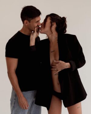 Gabrielle Prado Instagram - vendo essas fotos, nem parece que: 

- tomei ranço do seu pai 
- senti azia, enjoo, vomito, ma digestão, dor de cabeça, gases, fraqueza, prisão de ventre, falta de ar e fui internada 3x
- não tenho vontade de fazer exercícios (mas faço)
- choro por conta de biscoito 
- esqueço de conversar com a barriga
- choro pq detesto ter que monitorar comida 
- não passava óleo e creme (mas agora passo) 
- fico sofrendo pra comer legumes e verduras 
- monitoro cada ml de água pq detesto tomar água (acho o gosto ruim) 
- detestei estar grávida no início (não tem nada a ver com não amar a criança) 
- tenho dor pélvica de não conseguir andar 
- tenho dores na coluna e lombar de não conseguir andar 
- durmo de 10 a 12 horas por dia 
- minha cabeça não para 
- tenho muita coisa pra fazer e nada saio do lugar as vezes 
- tomei ranço de quem fingia ser meu “amigo” 
- quero comer doce depois de toda refeição (mas controlo)
- acho a gravidez uma solidão absurda (depois explico melhor) 
- já compus umas 30 músicas com voz de bebê na hora do banho 
- já fiz 💩 nas calças 3x e chorei na última 
- fico forçando minhas gatas deitarem na minha barriga 
- faço meu marido de empregado doméstico 
- choro pq esqueço tudo que tenho que fazer ou falar 

depois se eu lembrar mais eu faço outro! kkkkkk