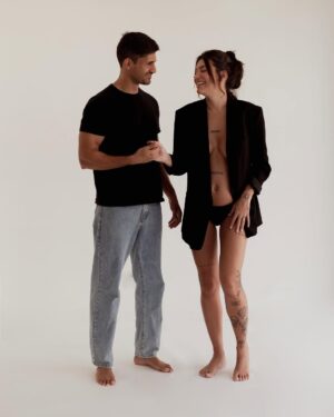 Gabrielle Prado Instagram - vendo essas fotos, nem parece que: 

- tomei ranço do seu pai 
- senti azia, enjoo, vomito, ma digestão, dor de cabeça, gases, fraqueza, prisão de ventre, falta de ar e fui internada 3x
- não tenho vontade de fazer exercícios (mas faço)
- choro por conta de biscoito 
- esqueço de conversar com a barriga
- choro pq detesto ter que monitorar comida 
- não passava óleo e creme (mas agora passo) 
- fico sofrendo pra comer legumes e verduras 
- monitoro cada ml de água pq detesto tomar água (acho o gosto ruim) 
- detestei estar grávida no início (não tem nada a ver com não amar a criança) 
- tenho dor pélvica de não conseguir andar 
- tenho dores na coluna e lombar de não conseguir andar 
- durmo de 10 a 12 horas por dia 
- minha cabeça não para 
- tenho muita coisa pra fazer e nada saio do lugar as vezes 
- tomei ranço de quem fingia ser meu “amigo” 
- quero comer doce depois de toda refeição (mas controlo)
- acho a gravidez uma solidão absurda (depois explico melhor) 
- já compus umas 30 músicas com voz de bebê na hora do banho 
- já fiz 💩 nas calças 3x e chorei na última 
- fico forçando minhas gatas deitarem na minha barriga 
- faço meu marido de empregado doméstico 
- choro pq esqueço tudo que tenho que fazer ou falar 

depois se eu lembrar mais eu faço outro! kkkkkk