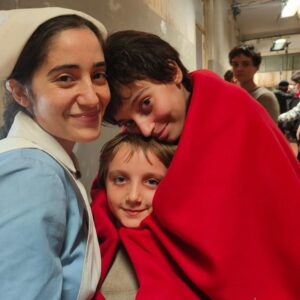 Gaia Girace Instagram - “Girasoli” è finalmente su @skyitalia @nowtvit ❤️
La salute mentale è un tema che mi sta molto a cuore e ho dato totalmente anima e corpo a Lucia per rappresentare al massimo il disagio e la sofferenza che tanti bambini e tante persone hanno vissuto in quegli anni e che tanti continuano a vivere ancora oggi.
Volevo ringraziare con tutto il cuore
@catrinelmarlon per avermi affidato questo personaggio coraggioso e per essere stata sempre attenta e premurosa
@leif_jou e @daniela.tosco fondamentali per costruire insieme Lucia in tutte le sue sfumature
@mariarosaria.mingione @davide_cirri @angelacurri_ @pietrogiull e tutti i bambini per essere stati dei meravigliosi compagni di viaggio
@monicaguerritore e Pietro Ragusa per me sono state due guide preziosissime.
A tutti i reparti che hanno fatto un lavoro di gruppo incredibile!
È stata una grande fortuna condividere questo set con tutti voi, grazie grazie grazie!🍀