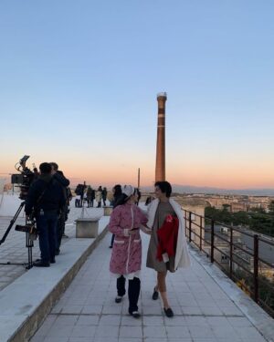 Gaia Girace Instagram - “Girasoli” è finalmente su @skyitalia @nowtvit ❤️
La salute mentale è un tema che mi sta molto a cuore e ho dato totalmente anima e corpo a Lucia per rappresentare al massimo il disagio e la sofferenza che tanti bambini e tante persone hanno vissuto in quegli anni e che tanti continuano a vivere ancora oggi.
Volevo ringraziare con tutto il cuore
@catrinelmarlon per avermi affidato questo personaggio coraggioso e per essere stata sempre attenta e premurosa
@leif_jou e @daniela.tosco fondamentali per costruire insieme Lucia in tutte le sue sfumature
@mariarosaria.mingione @davide_cirri @angelacurri_ @pietrogiull e tutti i bambini per essere stati dei meravigliosi compagni di viaggio
@monicaguerritore e Pietro Ragusa per me sono state due guide preziosissime.
A tutti i reparti che hanno fatto un lavoro di gruppo incredibile!
È stata una grande fortuna condividere questo set con tutti voi, grazie grazie grazie!🍀