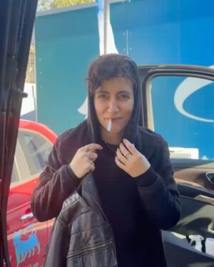 Gaia Gozzi Instagram - Prima che iniziasse questa settimana di emozioni intense, performance all’1 di notte ed energia caotica mi ero prefissata un unico obiettivo: provare ad arrivare alla gente per ciò che sono. 
I numeri, le classifiche vanno e vengono. Ho già toccato buoni picchi e sentito vuoti immensi e ho compreso che il mio fine non è mai stato quello, ma di mostrarmi a più gente possibile per ciò che sono realmente, per le mie culture, radici, personalità, per come vivo la musica e per l’Amore e Rispetto che provo per il palco. 
Ho capito che preferisco farmi guidare dal vento e accogliere qualsiasi direzione mi proponga, ho capito che l’Universo è sempre più ironico perché l’Amore del pubblico che ho ricevuto ieri mi conferma che è tutto giusto, proprio così com’è. Ho capito che se sei felice di ciò che fai, delle persone che hai a fianco e hai fede nel processo, ti sentirai finalmente sbocciare. 
Ringrazio il pubblico, il palco di Sanremo e tutte le persone che hanno reso possibile questo show. 
Grazie Orchestra @riccardozangirolami @pinaxa, ballerini del mio cuore @shadesofbanana, @kristijanbesirovic @giulia.boscolo @jesus_guia10, team artistico @simonepeluso_  @edoardopigliapochi  @alessandrotuccillo @michele___perna  @caterinapinsi , team musicale @madfingerz @iamzef @tropico_petrella @theo_riginalone , coreografico @carlos.diaz.gandia @claudia_laruccia @lacciolandstudio, vocal coach @elisabetta_cois , team Glam @poiccahontas @alfredohaircesarano, @unghiedellamadonna, team styling @albamelendo @gretatede @ornella_maglione , ufficio stampa @goigest @mariacarla.m , team social @orbita_____ @silviess @daiiisam, discografica @sonymusicitaly @columbiarecordsitaly @manuelnik10, @claudiatiano, @_giuliamazzetto_ @saraoolivetti @claudia_attanasi e management @annapandabrio @giovanniromano__ @urubambastudio @pachulombroni @mynameispallina per le capriole fatte negli ultimi mesi (non giorni, MESI!🙏🥹❤️). 

Grazie alle persone che mi seguivano e continuano questa storia d’amore tra di noi, grazie a chi mi ha scoperta ora e accolta con affetto, nulla è scontato. 
Grazie bellezze, a Voi vi chiamo tutti ve lo giuro!!!! 

G