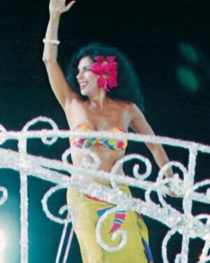 Gal Costa Instagram - 🎊🥁 O carnaval tá chegando! Estão animados?
Gal maravilhosa no desfile histórico da escola de samba Mangueira com enredo em homenagem aos Doces Bárbaros, em fevereiro de 1994. A escola não ganhou o campeonato, mas o samba enredo “Atrás Da Verde-Rosa Só Não Vai Quem Já Morreu” (1994) se tornou um clássico da escola carioca. Concordam?

Vídeo: @g1

#GalCosta #EquipeGal
