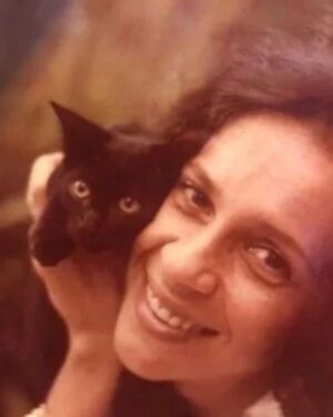 Gal Costa Instagram - 🐈 Gato de Gal, de Alice também

Sabia que hoje é Dia Mundial do Gato? Gal sempre foi apaixonada por animais e para comemorar o dia, não podíamos deixar de trazer alguns gatinhos.

🐈‍⬛ O gato também está presente em sua discografia. Em 1993, Gal lançou o álbum “O Sorriso do Gato de Alice. O álbum traz onze faixas, tendo apenas cinco compositores: Caetano Veloso, Gilberto Gil, Jorge Ben Jorge, Djavan e Arto Lindsay. Foi o último disco de Gal Costa concebido em forma de vinil, com lado A e lado B.

👄🐱Qual é a sua música favorita neste álbum?

#GalCosta #EquipeGal