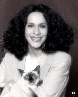 Gal Costa Instagram - 🐈 Gato de Gal, de Alice também

Sabia que hoje é Dia Mundial do Gato? Gal sempre foi apaixonada por animais e para comemorar o dia, não podíamos deixar de trazer alguns gatinhos.

🐈‍⬛ O gato também está presente em sua discografia. Em 1993, Gal lançou o álbum “O Sorriso do Gato de Alice. O álbum traz onze faixas, tendo apenas cinco compositores: Caetano Veloso, Gilberto Gil, Jorge Ben Jorge, Djavan e Arto Lindsay. Foi o último disco de Gal Costa concebido em forma de vinil, com lado A e lado B.

👄🐱Qual é a sua música favorita neste álbum?

#GalCosta #EquipeGal