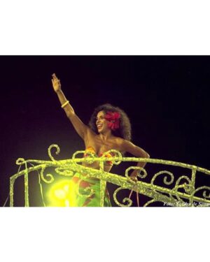 Gal Costa Instagram - 🎊🥁 O carnaval tá chegando! Estão animados?
Gal maravilhosa no desfile histórico da escola de samba Mangueira com enredo em homenagem aos Doces Bárbaros, em fevereiro de 1994. A escola não ganhou o campeonato, mas o samba enredo “Atrás Da Verde-Rosa Só Não Vai Quem Já Morreu” (1994) se tornou um clássico da escola carioca. Concordam?

Vídeo: @g1

#GalCosta #EquipeGal