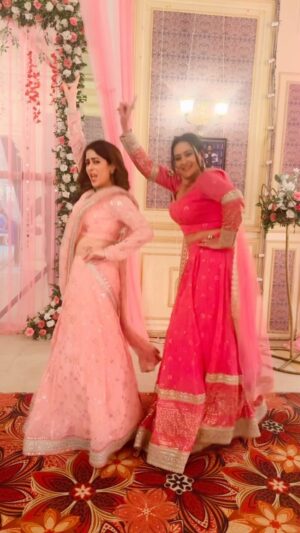 Garima Jain Instagram - This video is a testimony to the fact that set pe reels banana kitna mushkil hai but finally we made it and killed it in the first go @jaswirkaur 
Styling : @purbeykhushboo 
#garimajain #jassikaur #dangaltv #dangaltvchannel #gehna #gehnazaveryazanjeer #ranubambaikiranu💃🔥😍❤️ ❤️ #foryourpage #reelsinstagram #reels #reelkarofeelkaro #reelitfeelit #dance #dancerofinstagram #fypシ #trend #trendingreels #popularaccount #popularpage #populardancetrends