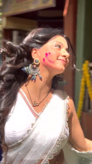 Garvita Sadhwani Instagram - Romanticising life w my Holi Reel 🤍
.
.
.
.
#reels #trending #fyp #yrkkh #starplus #roohibirla🦋