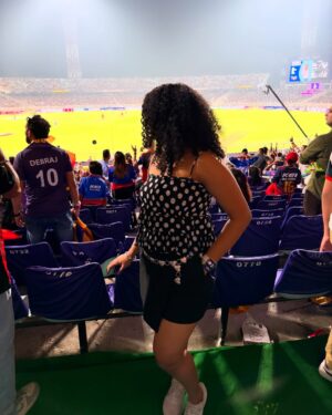 Gautami Kawale Instagram - Kolkata dump!
3rd pic is 😋 

Had the best time thanks to @starsportsindia @jiohotstar 💙
That forehead pimple had to be edited out tho :(

Tooo much fun with alll dost log (that pic did not fit in square format lol)
#ipl #cricket #ipl2025 #rcb #kkr #openingceremony #day1 #ootd #curls #edengardens #stadium #match