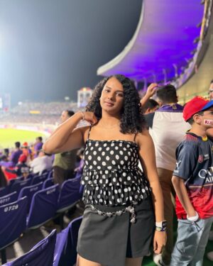 Gautami Kawale Instagram - Kolkata dump!
3rd pic is 😋 

Had the best time thanks to @starsportsindia @jiohotstar 💙
That forehead pimple had to be edited out tho :(

Tooo much fun with alll dost log (that pic did not fit in square format lol)
#ipl #cricket #ipl2025 #rcb #kkr #openingceremony #day1 #ootd #curls #edengardens #stadium #match