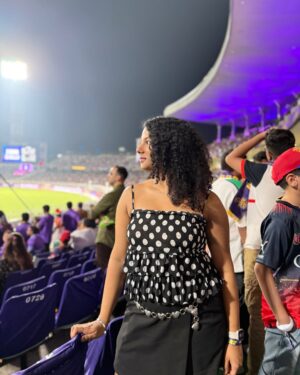 Gautami Kawale Instagram - Kolkata dump!
3rd pic is 😋 

Had the best time thanks to @starsportsindia @jiohotstar 💙
That forehead pimple had to be edited out tho :(

Tooo much fun with alll dost log (that pic did not fit in square format lol)
#ipl #cricket #ipl2025 #rcb #kkr #openingceremony #day1 #ootd #curls #edengardens #stadium #match