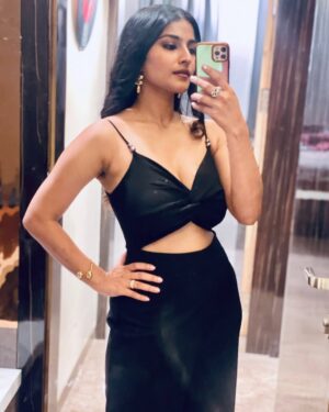 Gayathri Ashok Instagram - Loyal to black ✨

Styling @houseofmesscal @ashliacherian 
Accessories @thousandthings.cochin 
Makeup @makeupbydimpleramsay 
Hair @amrink969 

#allblackeverything #blacklove