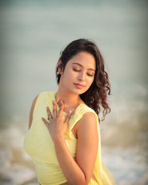 Gayathri Sri Instagram - Wild, untamed, and unstoppable- Just like the ocean ✨

📸 @dhanush__photography 
💄 @jay_makeup_artist_