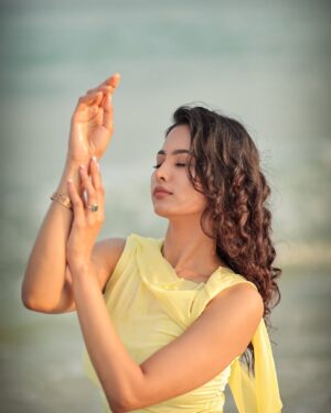 Gayathri Sri Instagram - Wild, untamed, and unstoppable- Just like the ocean ✨

📸 @dhanush__photography 
💄 @jay_makeup_artist_