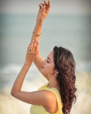 Gayathri Sri Instagram - Wild, untamed, and unstoppable- Just like the ocean ✨

📸 @dhanush__photography 
💄 @jay_makeup_artist_