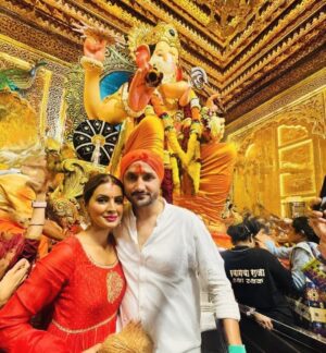 Geeta Basra Instagram - Divine blessings .. Ganpati Bappa Morya 🙏❤️

Outfit: @almaaribypooja @viralmantra 

#lalbaghcharaja #sidhivinayak