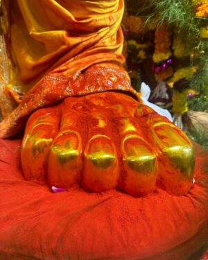 Geeta Basra Instagram - Divine blessings .. Ganpati Bappa Morya 🙏❤️

Outfit: @almaaribypooja @viralmantra 

#lalbaghcharaja #sidhivinayak